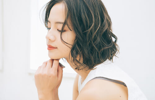 パーマをキレイに長持ちさせるコツ6つ【美髪プロに聞く】