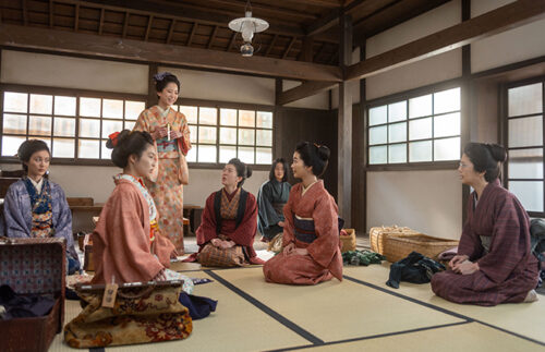 英語が得意な直美と多江を中心にナイチンゲールの翻訳作業に取り掛かる【あすの『風、薫る』】