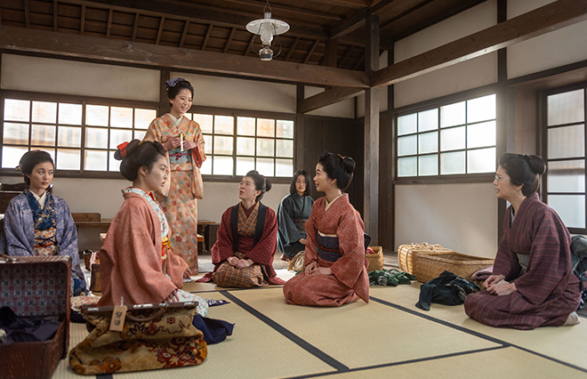 英語が得意な直美と多江を中心にナイチンゲールの翻訳作業に取り掛かる【あすの『風、薫る』】